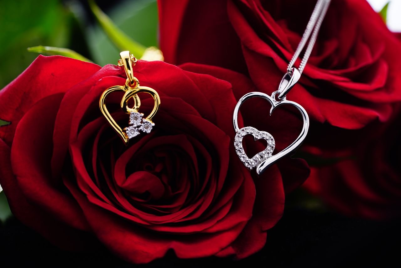 Diamond Necklaces Bunch of red roses with golden and silver heart shaped pendants on necklaces